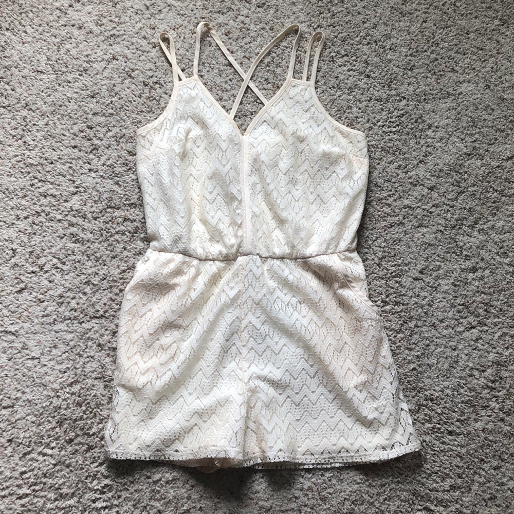 Cute cream summer romper! (w/ pockets!)